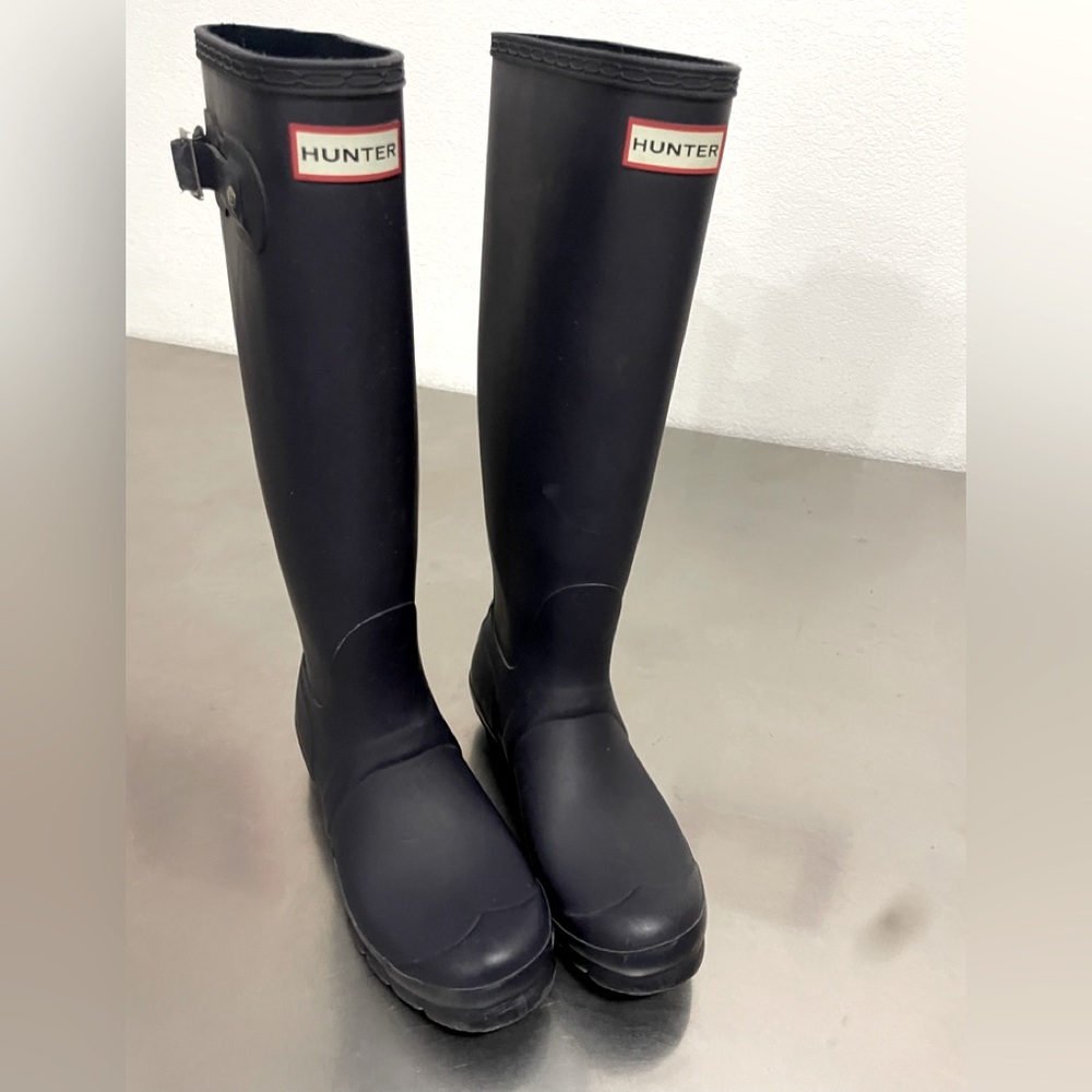 Dark blue Hunter tall boots. 39/8.5